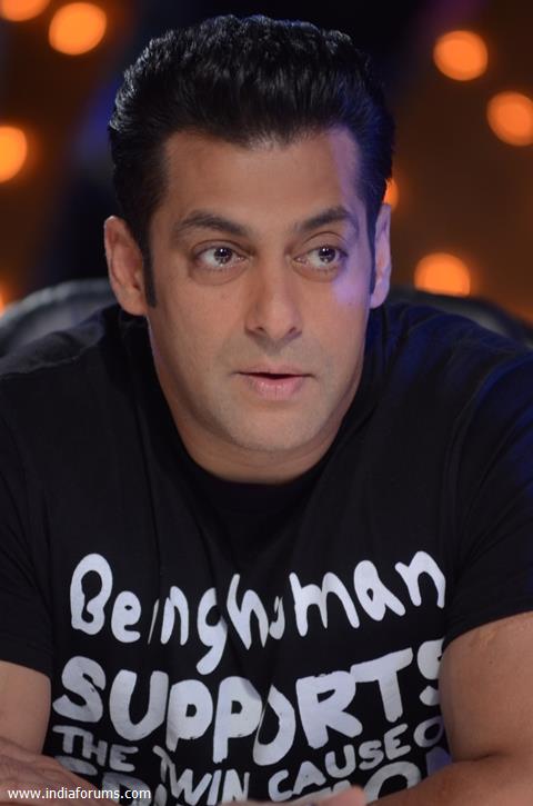 Salman Khan on the sets of Jhalak Dikhhla Jaa to promote his film 'Ek Tha Tiger'