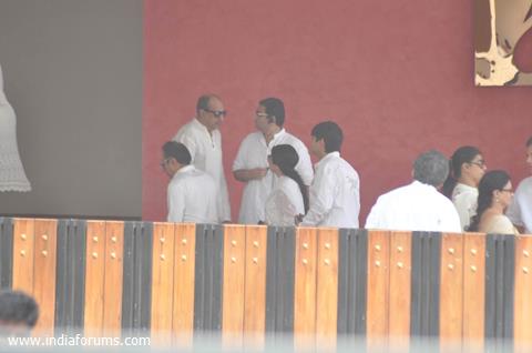 Tinu Anand attend pays last respect during the funeral of legendary filmmaker Yash Chopra
