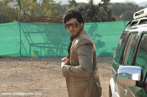 Akshay Dogra as Aakaash Scindia