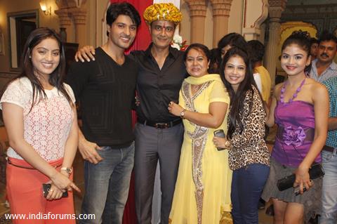 Sumeet Mittal with the team of Diya Aur Baati at Sumeet's birthday on the sets of Diya Aur Baati Hum