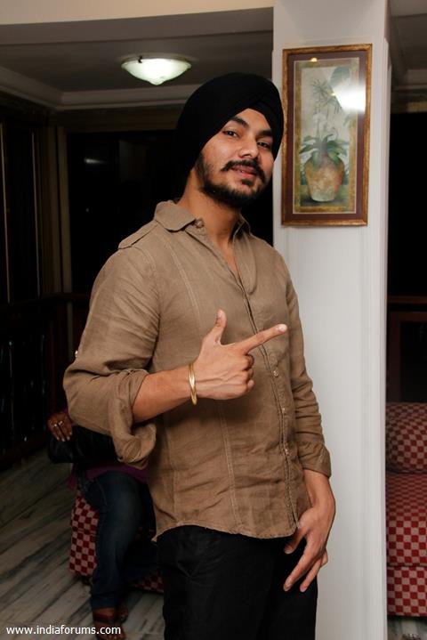 The cool Gurdeep Mehndi just added to the celebration