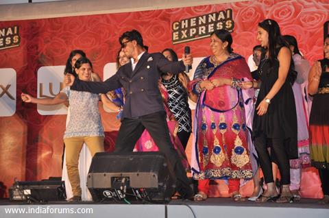 Shahrukh Khan performs at the LUX Chennai Express Contest Event