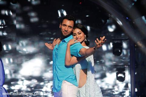 Mouni Roy performs with Punit at the Launch of Jhalak Dikhhla Jaa Season 7