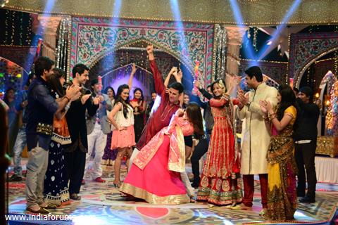 Akshay Kumar perform with the cast of Colors Tv at Jahsn-e-Eid