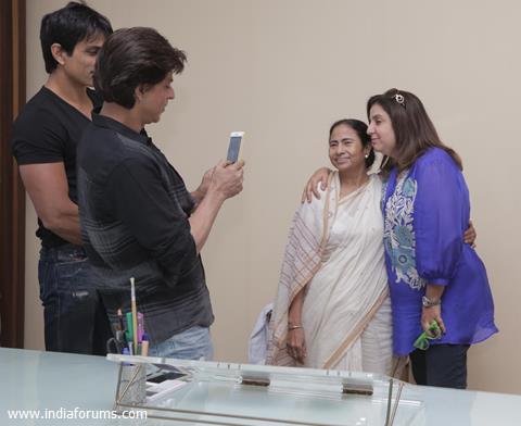 Shahrukh Khan clicks a picture of Mamta Bannerji and Farah Khan