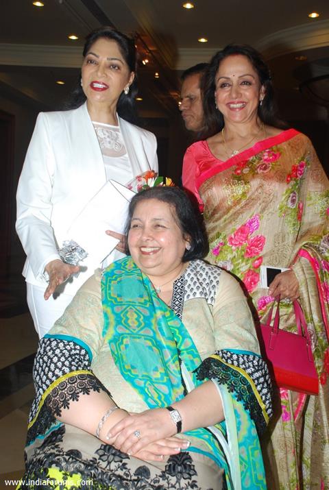 Simi Garewal and Hema Malini pose with Pamela Chopra at GR8 Yash Chopra Memorial Awards Meet