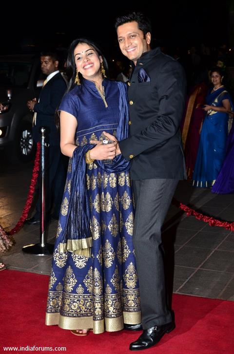 Riteish Deshmukh and Genelia pose for the media at Arpita Khan's Wedding Reception