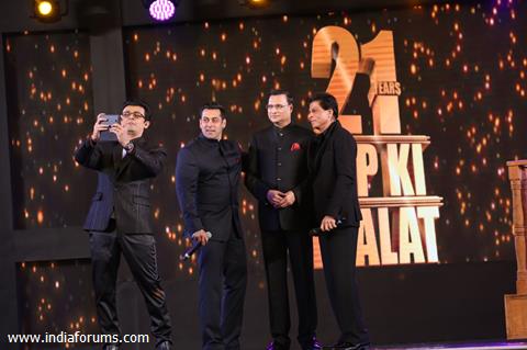 Sonu Nigam gets a selfie as India TV's Iconic Show Aap Ki Adalat Completes 21 Years