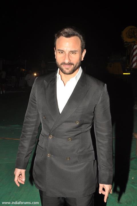 Saif Ali Khan poses for the media at Sansui Stardust Awards Red Carpet