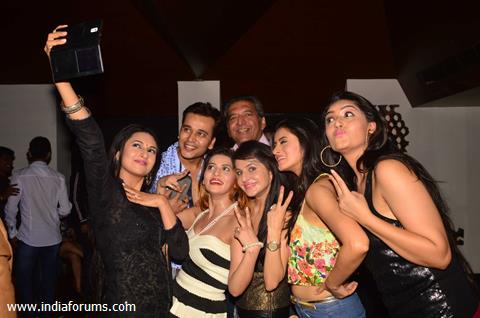 Ye Hai Mohabbatein Team Clicks a Selfie at India-Forums 11th Anniversary Bash