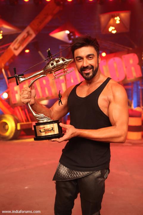 Ashish Chowdhry with his trophy at Grand Finale of Khatron Ke Khiladi : Darr Ka Blockbuster Returns