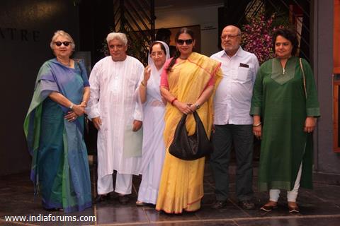 Veteran celebs pose for the media at the Felicitation Ceremony of Shashi Kapoor