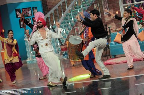Akshay Does Bhangra With Kapil During Promotions of Singh is Bling on Comedy Nights With Kapil