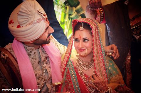 Married And Happy': Divyanka Tripathi Shares First Selfie After Wedding