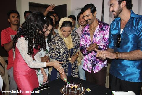 Shabana Azmi, Yuvika Chaudhary and Ashmit Patel gets a warm welcome on Amma Set