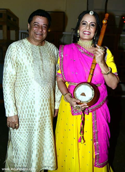 Indian singer Anup Jalota poses for a picture with artist Sandhya News  Photo - Getty Images