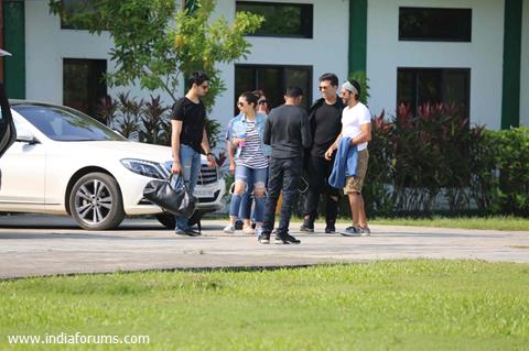 SRK's friends outside his Alibaug bungalow