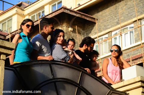 Baby cousins Taimur and Inaaya enjoy Summer in Style!