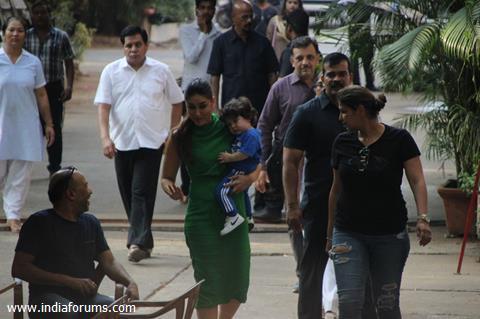 Taimur accompanies mom Kareena Kapoor on her sets