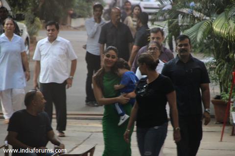 Taimur accompanies mom Kareena Kapoor on her sets