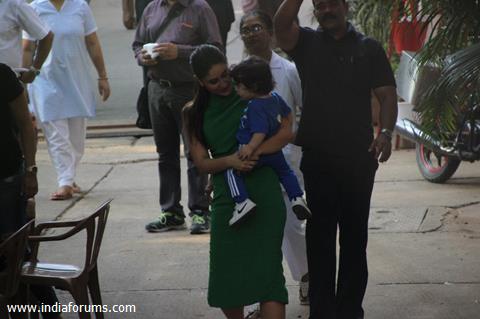 Taimur accompanies mom Kareena Kapoor on her sets