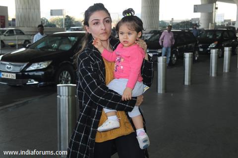 Soha Ali Khan and daughter Inaaya Khemu Snapped at the Airport