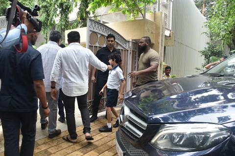 suzanne khan with sons at j om prakash funeral