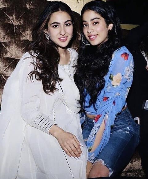 sara ali khan with janhvi kapoor