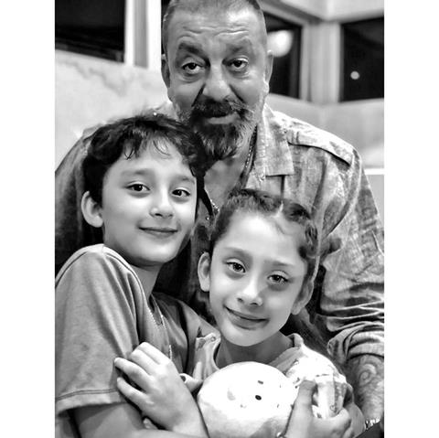 sanjay dutt with his kids shahraan iqra