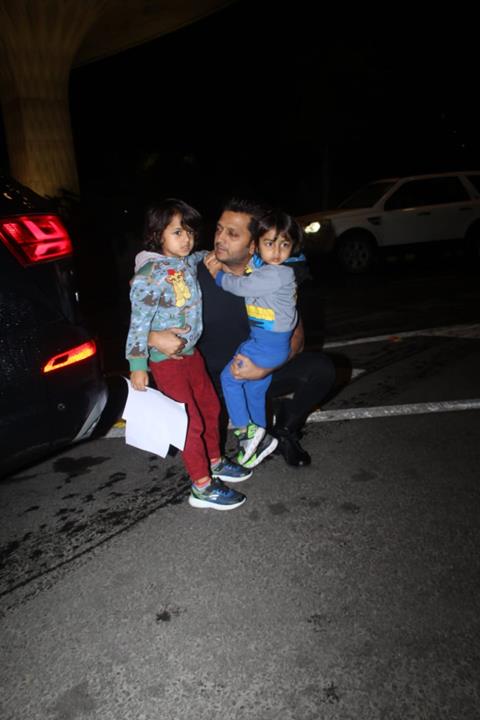 riteish deshmukh with genelia sons riaan rahyl