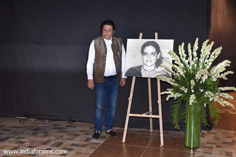 Indian singer Anup Jalota poses for a picture with artist Sandhya News  Photo - Getty Images