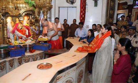 deepika padukone siddhivinayak