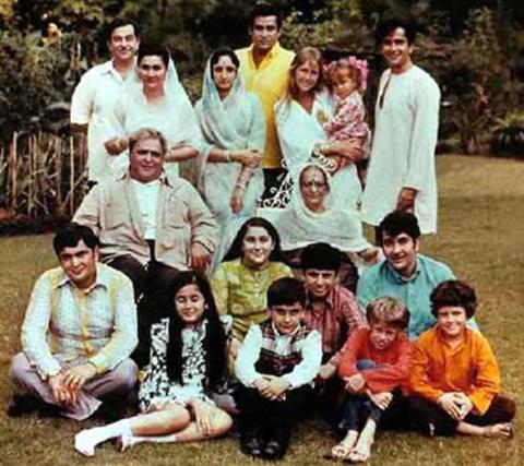 Rare Unseen Pics of Rishi Kapoor with Ranbir Kapoor, wife Neetu Singh and Kapoor Family