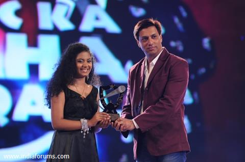 Madhur Bhandarkar giving away the singer of the day award to Anwesha