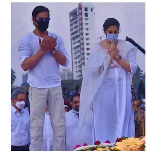 Shahrukh Khan offering dua