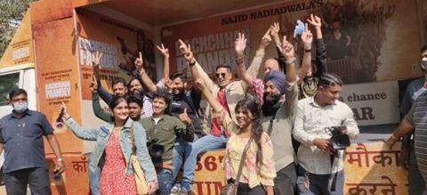 Akshay Kumar with fans