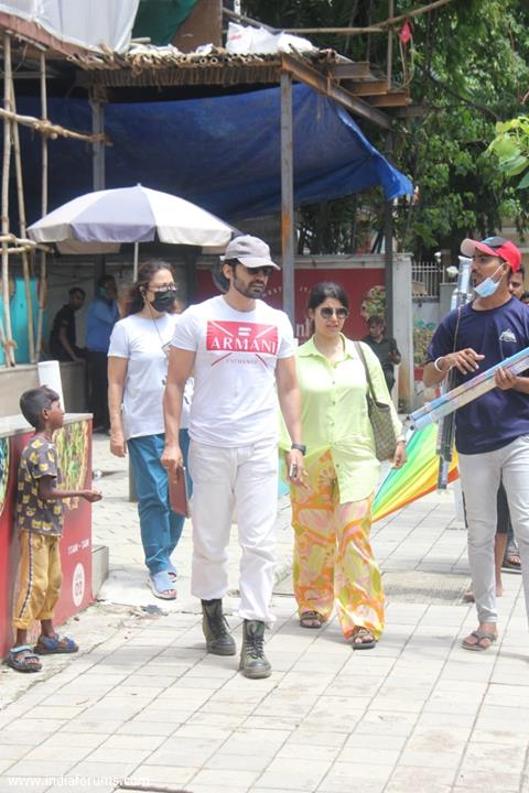 Gurmeet Choudhary spotted with his wife Debina Bonnerjee in Bandra