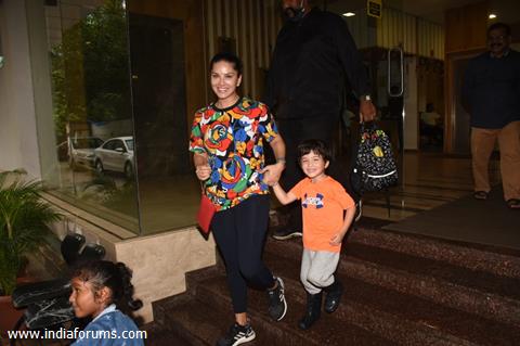 Sunny Leone spotted with her kids in Andheri 