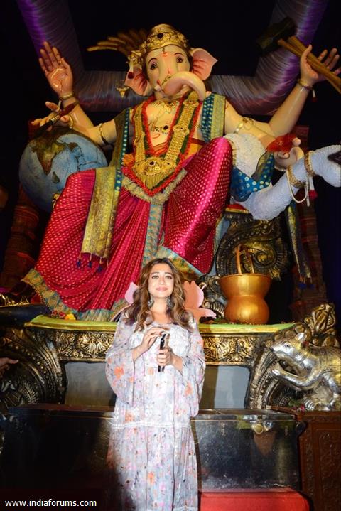 Tina Datta seek blessings of Mumbaicha Raja 