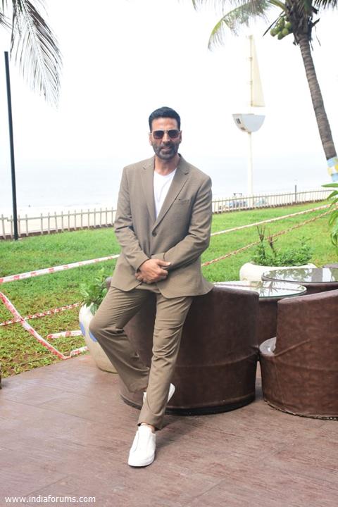 Akshay kumar clearance sport shoes