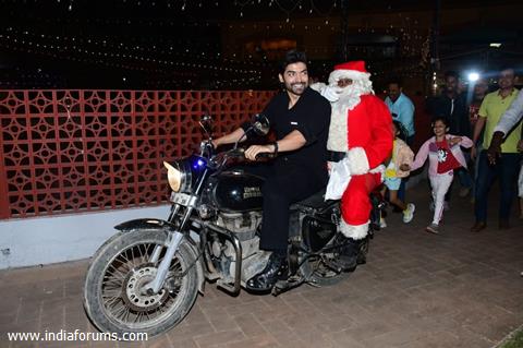 Gurmeet Choudhary celebrate Christmas with fans