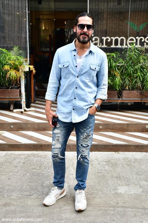 Dino Morea snapped at farmers cafe in Khar 