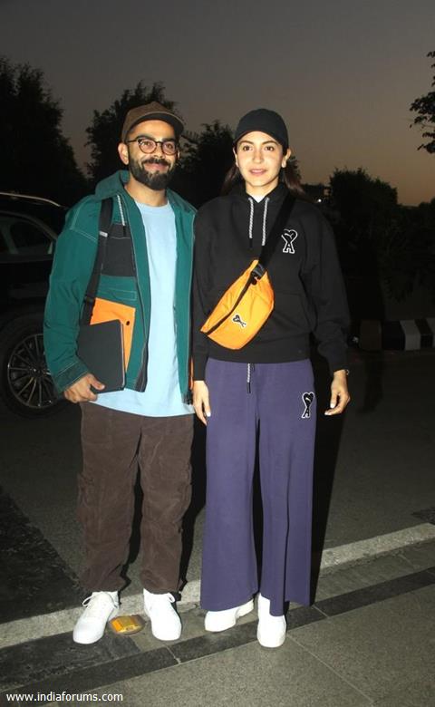 Virat Kohli and Anushka Sharma snapped at the Mumbai airport 