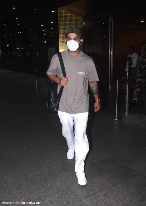 Virat Kohli snapped at the Mumbai airport 