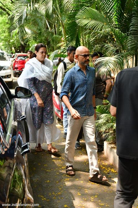 Shah Rukh Khan Aryan Khan Vicky Kaushal Karan Johar And Others Snapped At Aditya Chopras House 