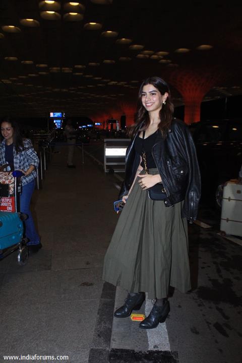 Khushi Kapoor snapped at the Mumbai airport 