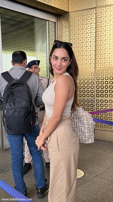 Kiara Advani snapped at the airport 