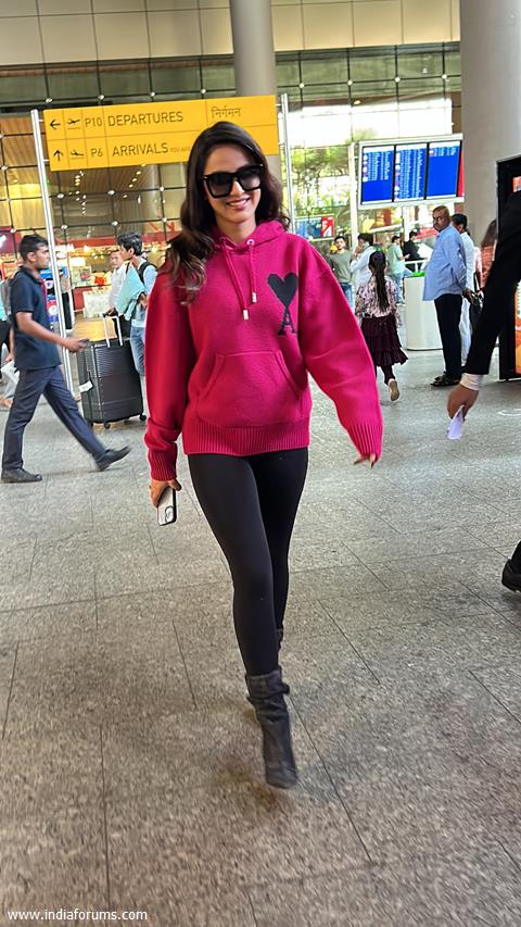 Jasmin Bhasin spotted at the Mumbai airport
