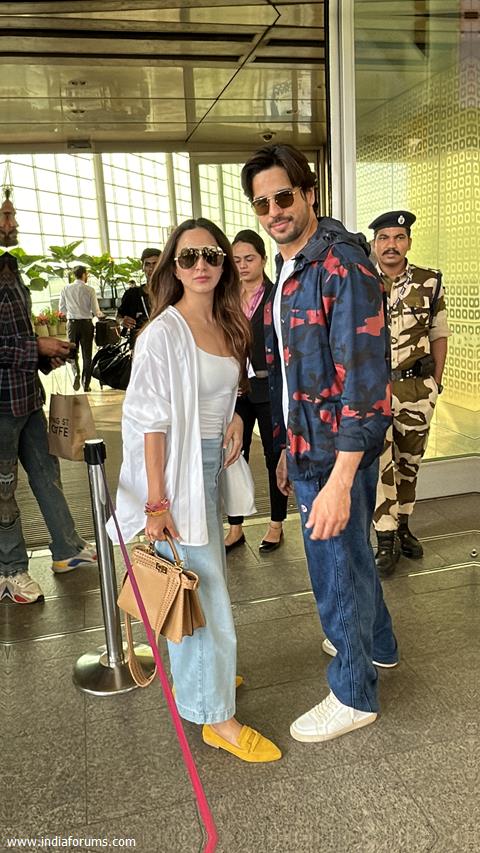 Sidharth Malhotra and Kiara Advani snapped at the Mumbai airport 