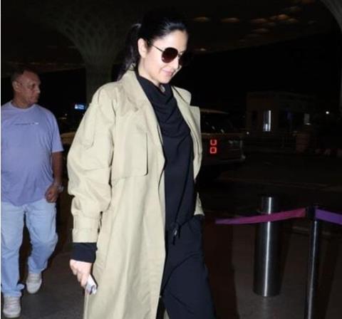 Katrina Kaif & Vicky Kaushal walk hand in hand as they leave the bay: Pic |  India Forums